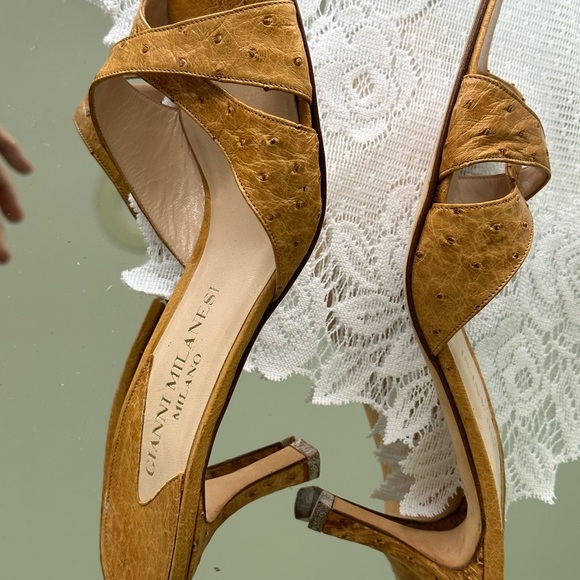 38.5 light weight slip on heel Carmel colored x strap easy to throw in your bag - Picture 3 of 5